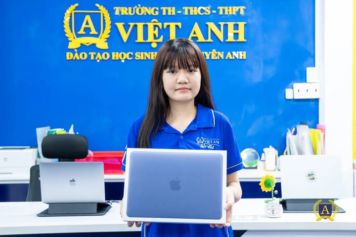 Album: Trường Việt Anh tặng Macbook cho học sinh — Trường Việt Anh